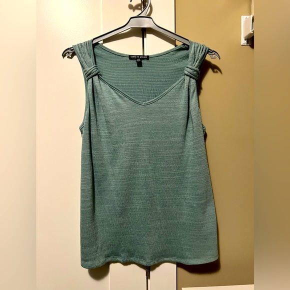 Woman’s sleeveless spring or summer top - Picture 1 of 2